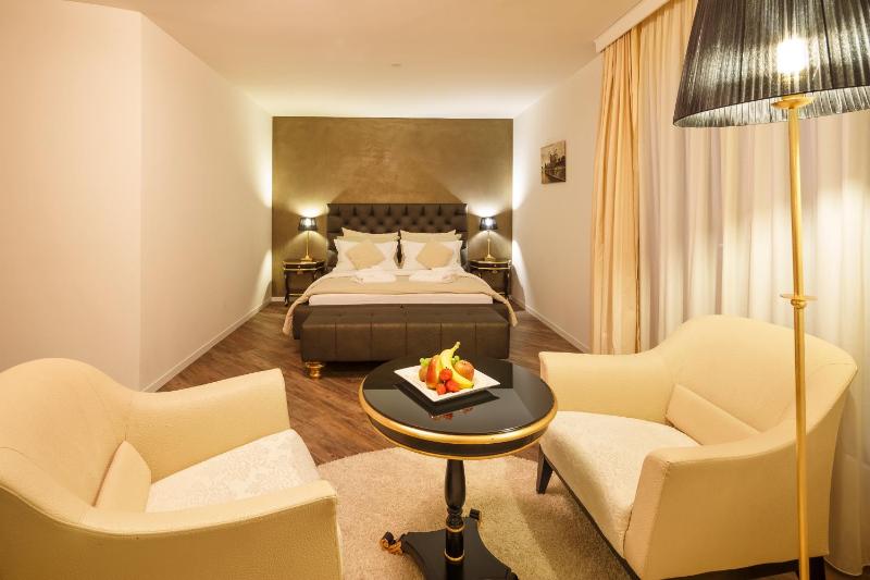 Junior Suite with Air Con image 2