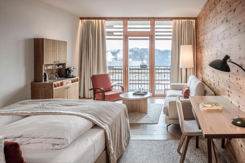 Deluxe Double Room with Balcony image 3