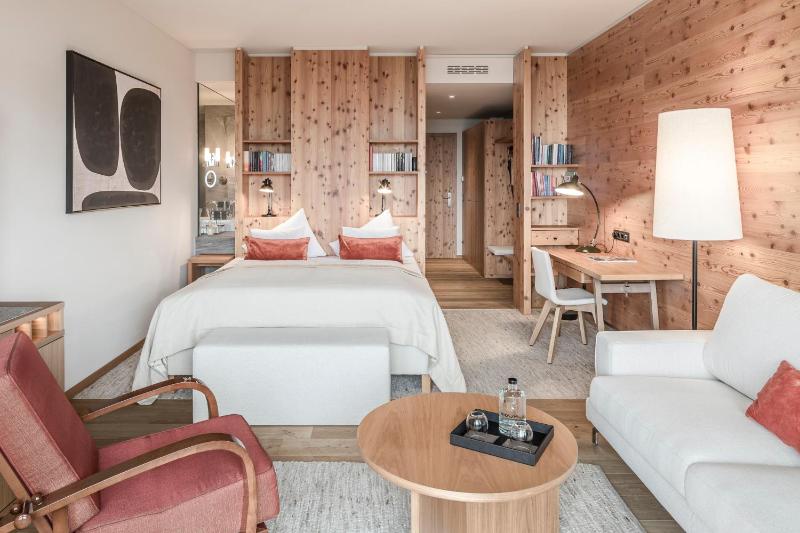Deluxe Double Room with Balcony image 1