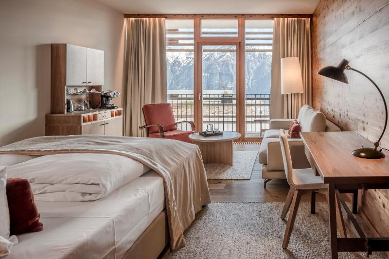 Deluxe Double Room with Bath and Balcony image 3