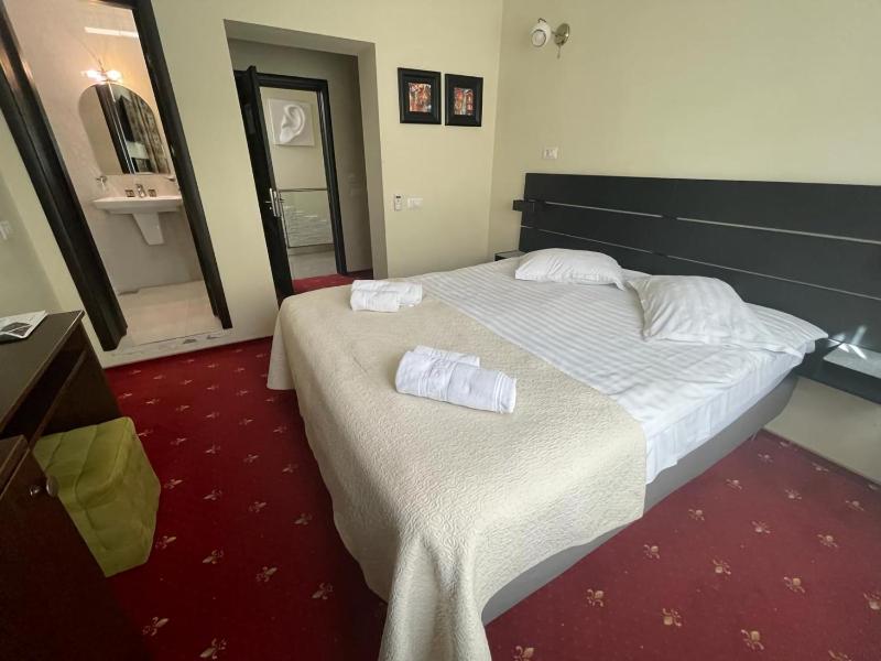 Double Room image 3