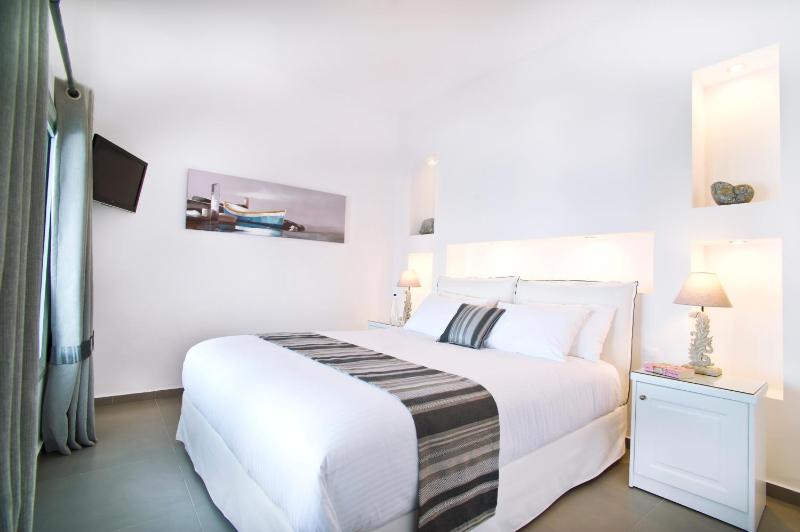 Junior Suite with Caldera View image 4