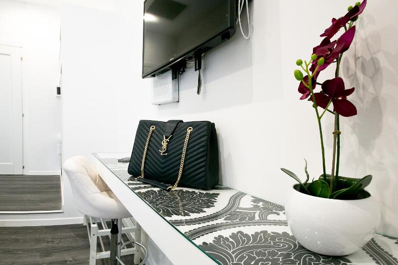 Small Double Room image 3