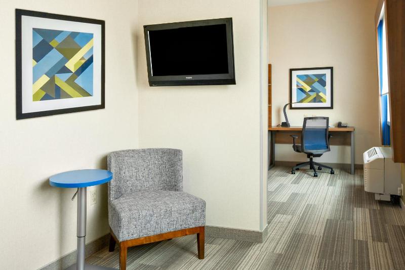 Standard King Room with Extra Space image 3