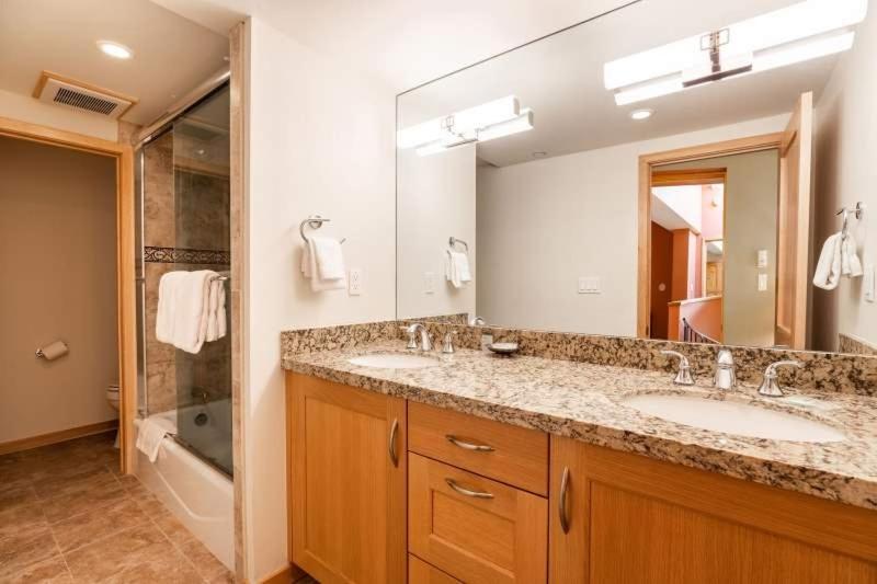 Condo with Hot Tub Free Garage Parking - image 11