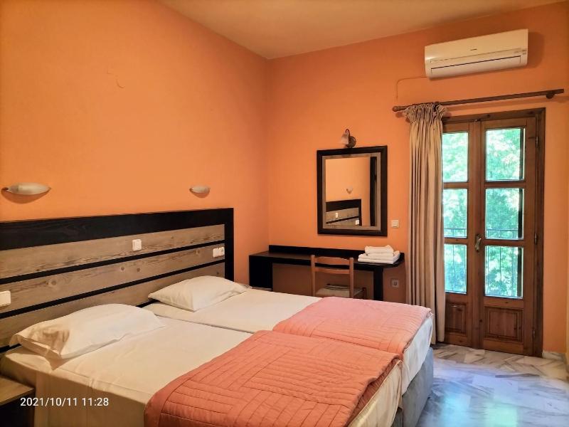 Twin Room image 3