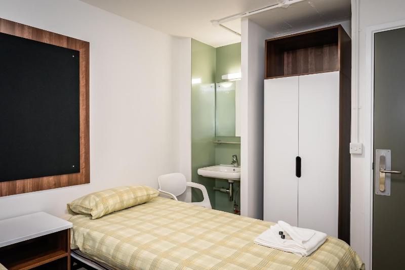 Standard Twin Room with Shared Bathroom image 3