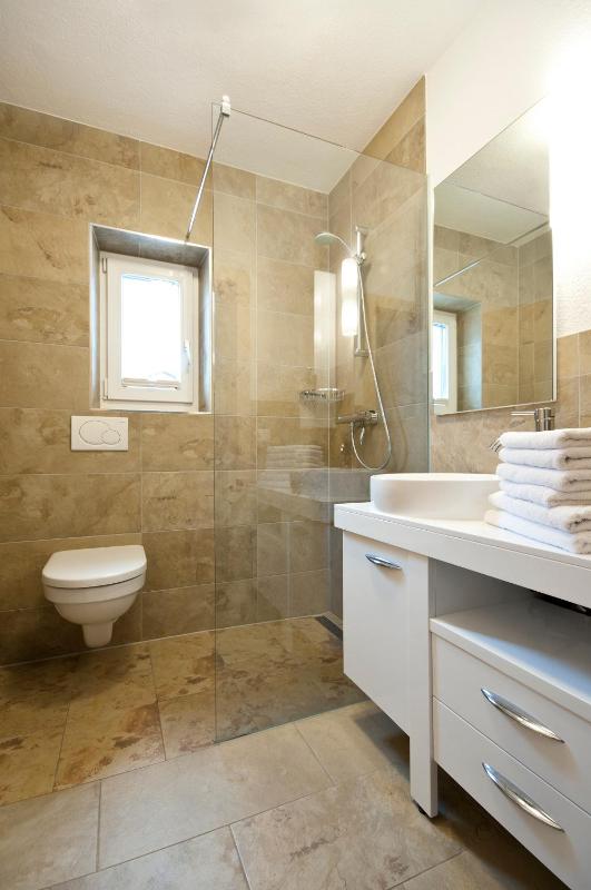 Deluxe One-Bedroom Apartment with Garden View image 4