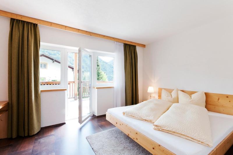 Deluxe One-Bedroom Apartment with Garden View image 3
