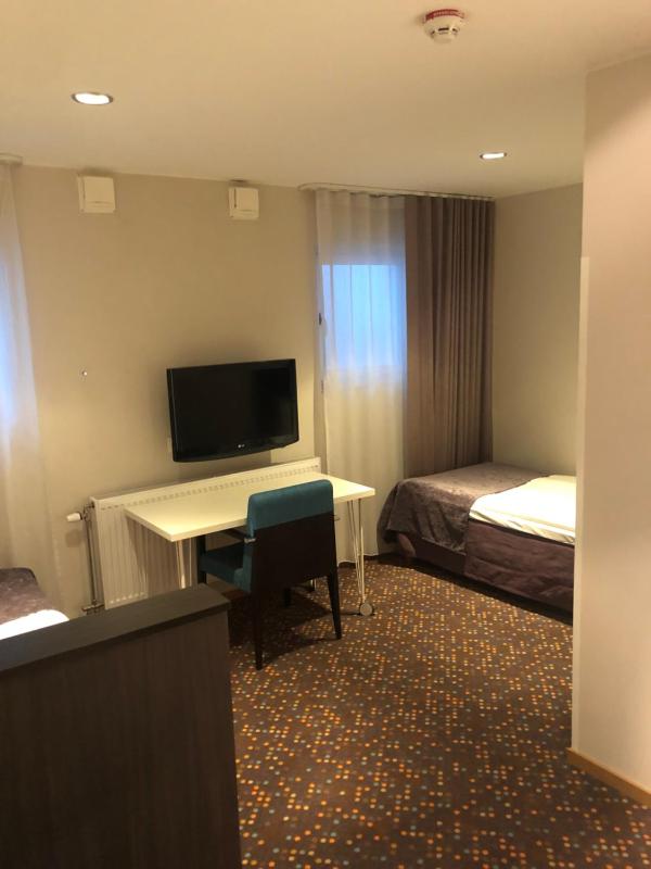 Small Twin Room image 2
