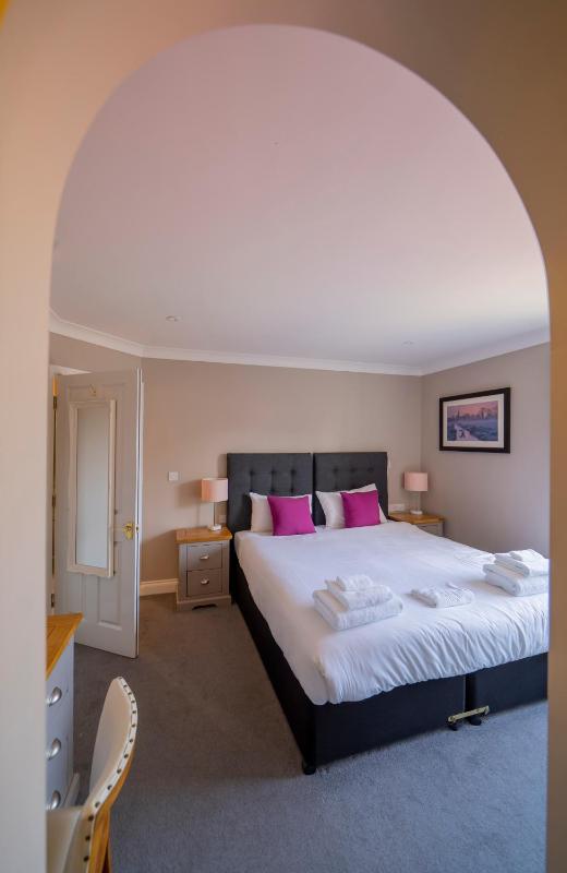 Executive One-Bedroom Apartment image 3
