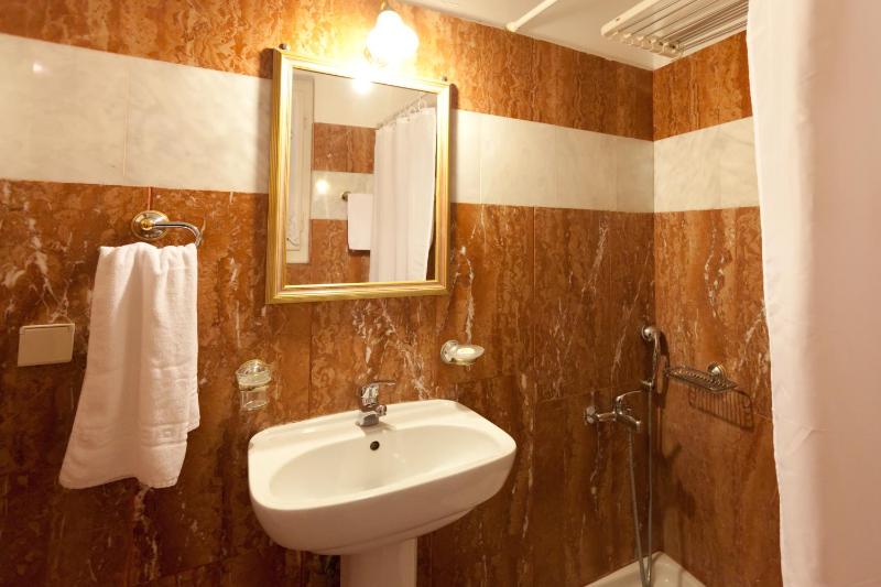 Budget Double Room with Sea View image 2