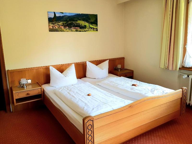 Standard Double Room image 4