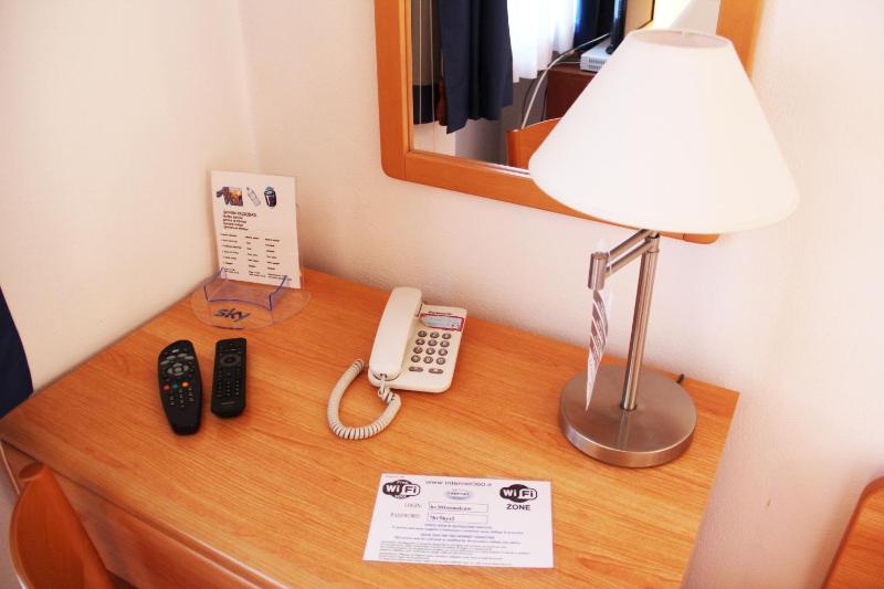Double Room image 3