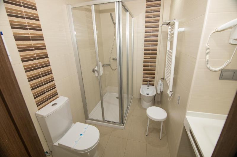 Superior Double or Twin Room with Lateral Sea View image 4