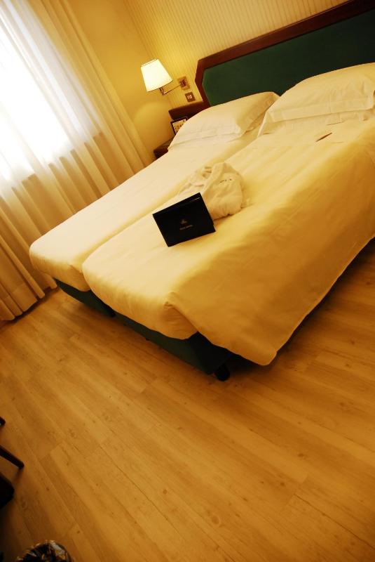 Twin Room image 3