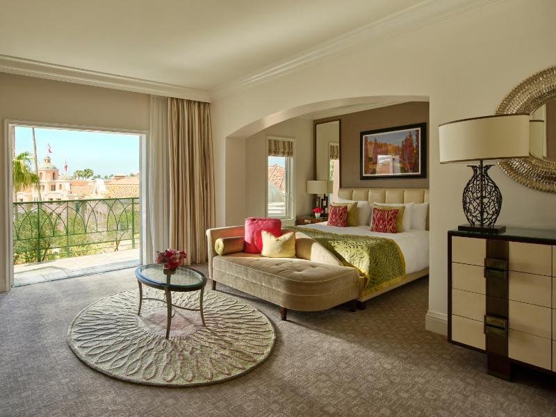 Deluxe King Room with Balcony image 3