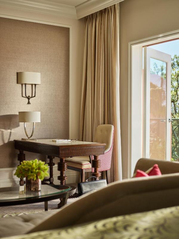 Deluxe King Room with Balcony image 2