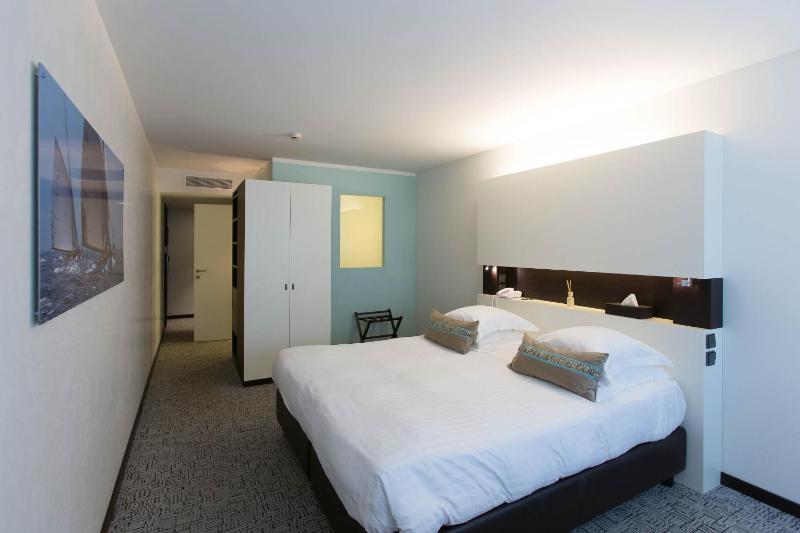 Superior Double or Twin Room with Street View image 1