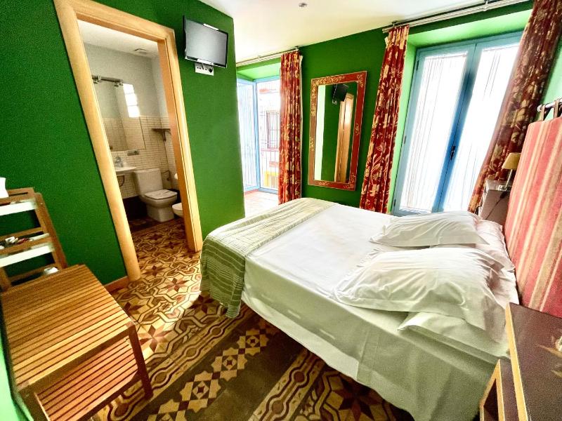 Double Room image 3
