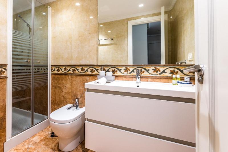 LA CONCHA BEACHVIEW by SWEET HOME SAN SEBASTIAN - image 6