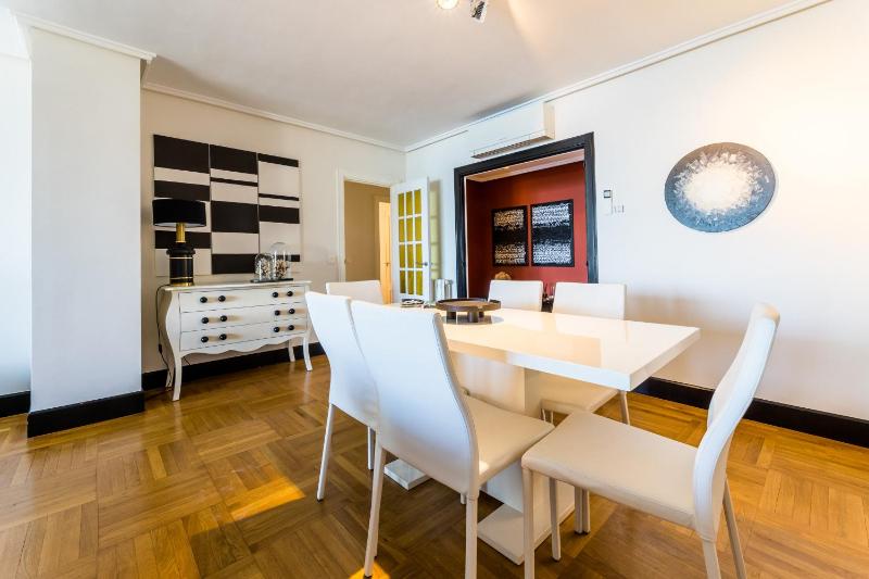 LA CONCHA BEACHVIEW by SWEET HOME SAN SEBASTIAN - image 3