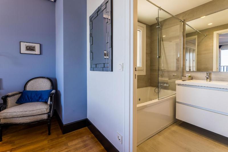 LA CONCHA BEACHVIEW by SWEET HOME SAN SEBASTIAN - image 12