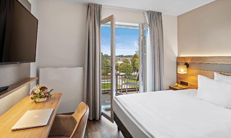 Deluxe Single Room with Balcony image 1