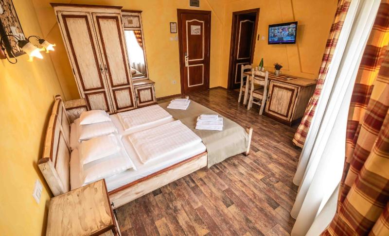 Double Room with Private Bathroom image 4