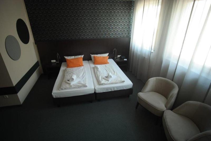 Double Room image 3