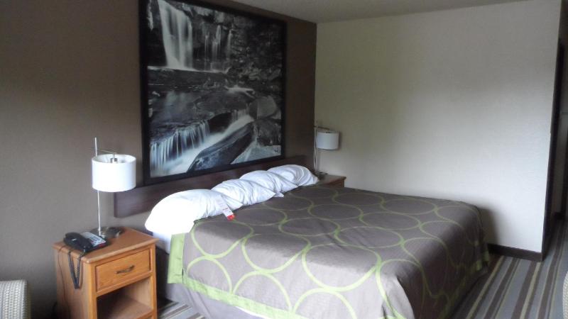 Queen Room - Non-Smoking image 3