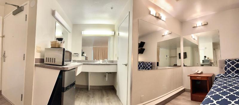 Americas Inn & Suite - image 11