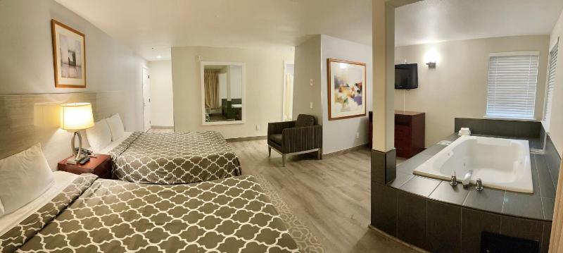 Deluxe Queen Suite with Two Queen Beds image 2