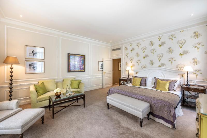 Junior Suite with City or Courtyard View image 3