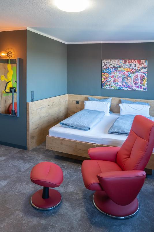 Standard Queen Room image 3