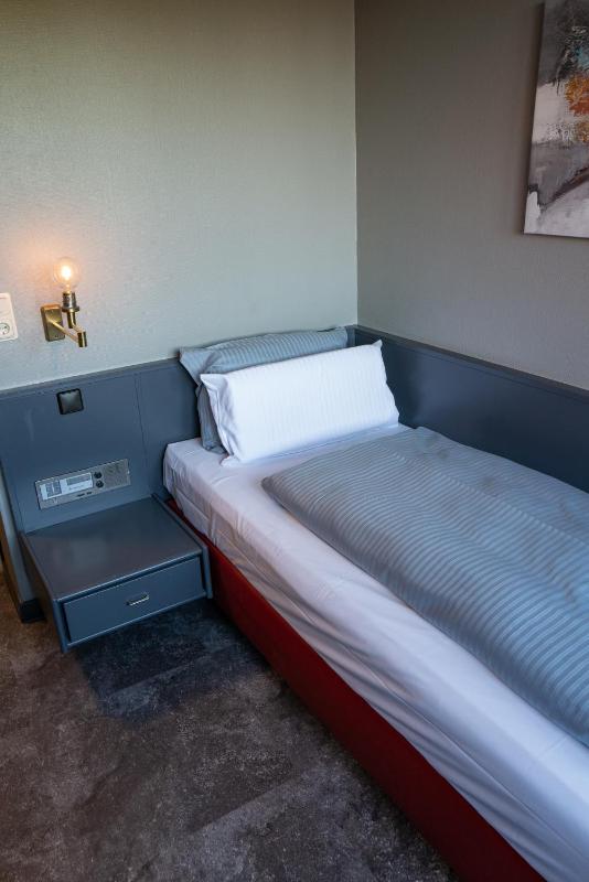 Standard Single Room image 3