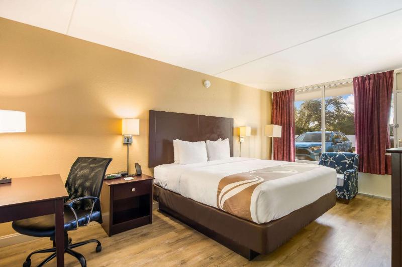 Non-Smoking - King Room image 3