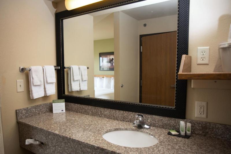 King Suite with Jetted Tub - Non-Smoking image 2