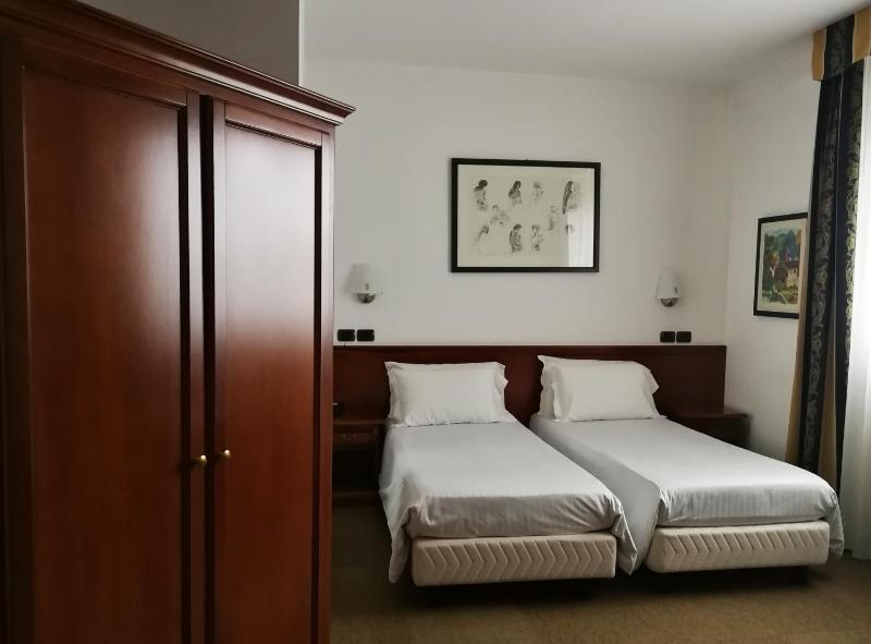 Double or Twin Room image 2