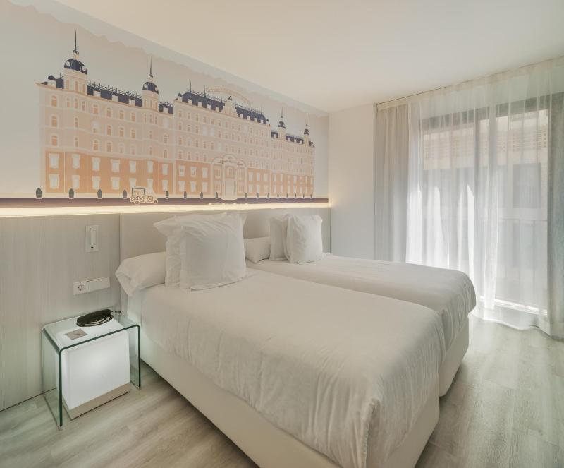 Double or Twin Room image 3