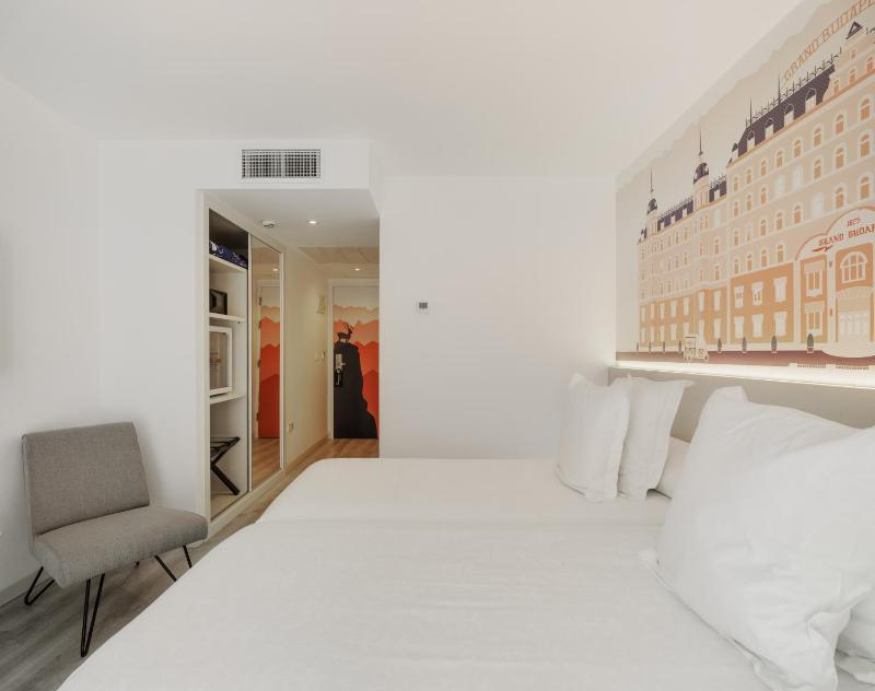 Double or Twin Room image 2