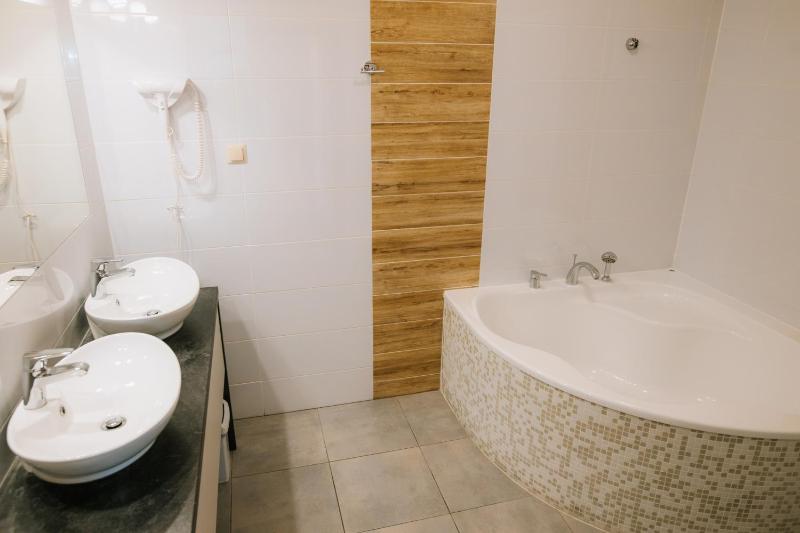 Deluxe Double Room with Bath image 1
