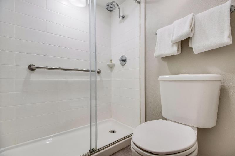 Superior Room with Two Double Beds Smoke Free image 3