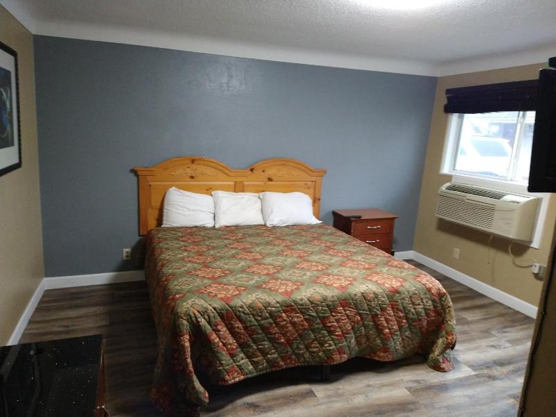 Single Room with Bath image 1
