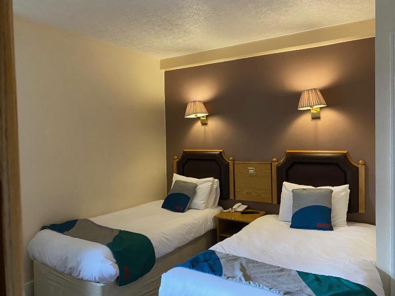 Standard Twin Room image 4