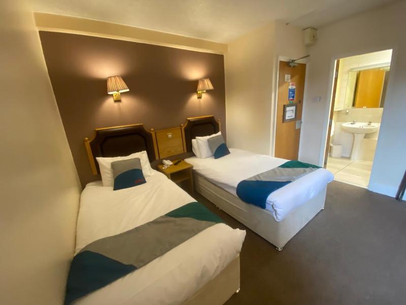 Standard Twin Room image 3