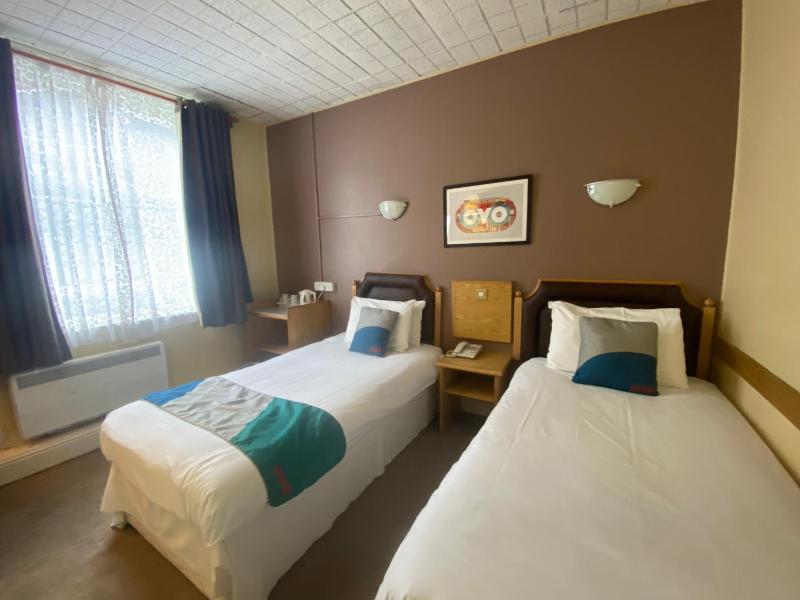 Standard Twin Room image 2