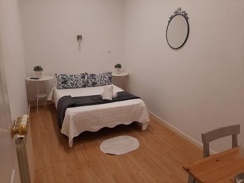 Single Room with Shared Bathroom image 1