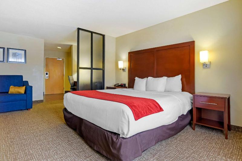 King Suite - Accessible/Non-Smoking image 1