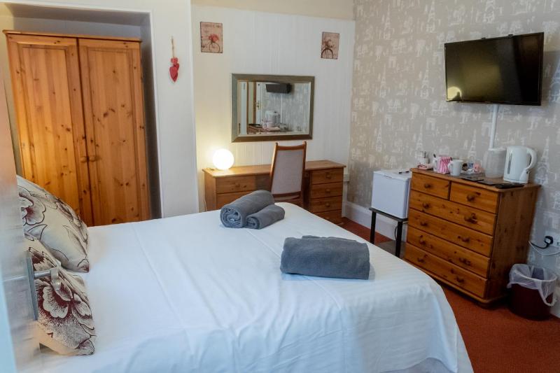 Double Room with En-Suite image 1